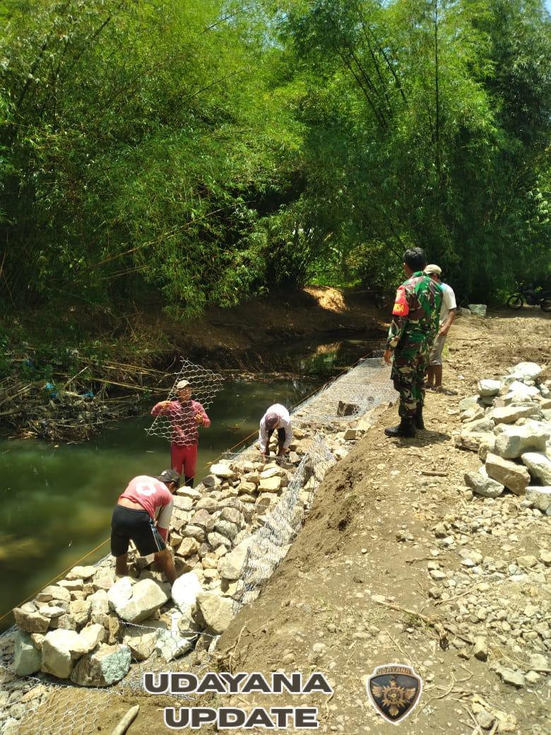 Babinsa Desa Desaloka Dampingi Pemasangan Bronjong Penahan Bahu Jalan