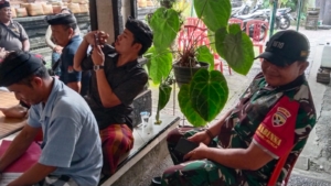 Salah Satu Tomas Meninggal Dunia, Babinsa Semarapura Kaja Bersama Bhabinkamtibmas Dan Staf Kelurahan Gelar Melayat