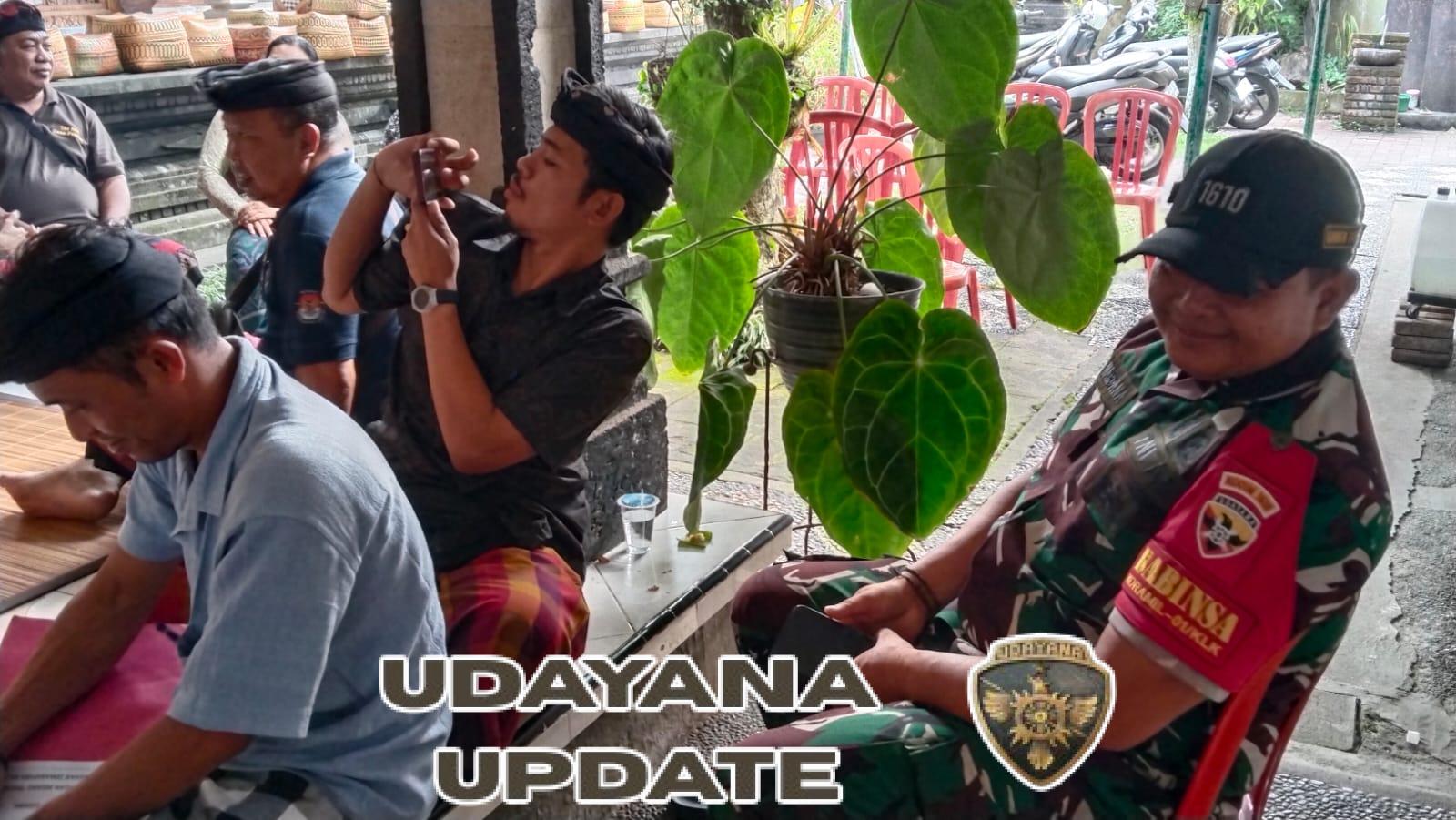 Salah Satu Tomas Meninggal Dunia, Babinsa Semarapura Kaja Bersama Bhabinkamtibmas Dan Staf Kelurahan Gelar Melayat