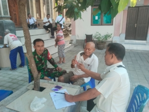 Babinsa Koramil Dawan Bantu Penyaluran BLT DD Di Sampalan Kelod