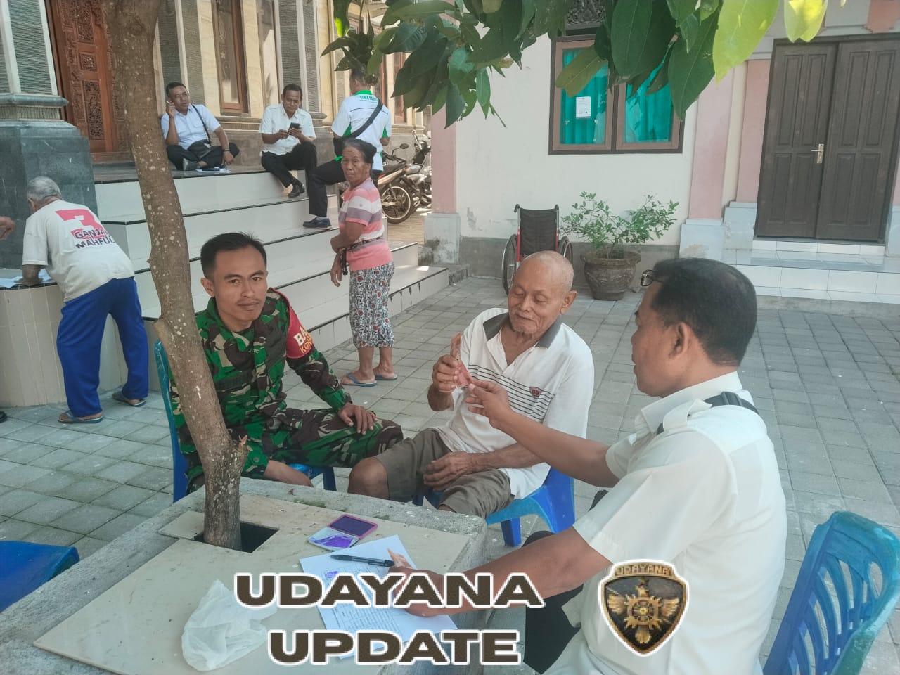 Babinsa Koramil Dawan Bantu Penyaluran BLT DD Di Sampalan Kelod