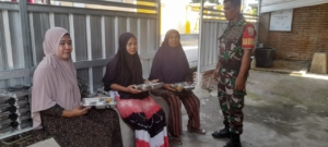 Babinsa Koramil 1628-03/Seteluk Bantu Warga Bangun Tanggul Pemakaman di Desa Persiapan Seteluk Rea