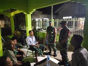 Patroli Siskamling Serka Akbar Bersama Koramil Amankan Desa Rora Donggo