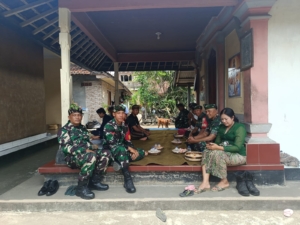 Danramil dan Anggota Kodim Gianyar Beri Penghormatan Terakhir kepada Almarhum Purnawirawan