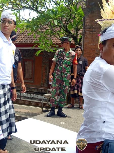 Sinergitas Babinsa dan Pecalang Ciptakan Keamanan Prosesi Adat Menuju Pura Taman Pule