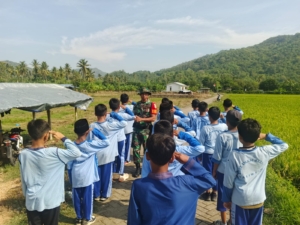 Babinsa Latih PBB Siswa SD IT Imam Safi’i Untuk Tumbuhkan Disiplin Sejak Dini.