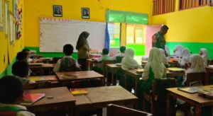 Babinsa Kelurahan Wetabua Pastikan Program Makan Bergizi Berjalan Lancar