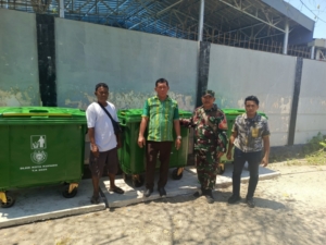 Kolaborasi Babinsa Dan DLHK Kupang Dukung Gerakan Kota Bersih