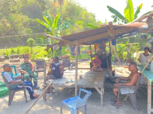 Wujudkan Kamtibmas, Babinsa Kodim 1602/Ende Gencarkan Komsos di Wilayah Binaan