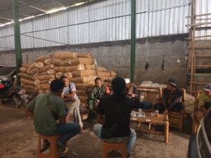 ‎Babinsa Koramil 1615-07/Sakra Timur Ajak Masyarakat Wujudkan Lingkungan Bersih dan Aman