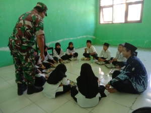 Babinsa Seteluk Dampingi Program Makan Bergizi Gratis di SDN 2 Seteluk, Wujud Kepedulian TNI pada Generasi Muda