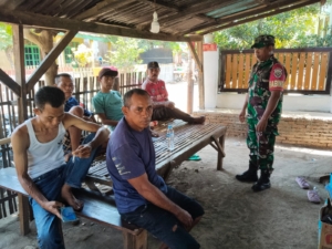 Babinsa Desa Tambe Ajak Warga Ciptakan Lingkungan Aman dan Sejuk