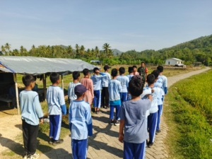 Tumbuhkan Disiplin Sejak Dini, Babinsa Taliwang Latih PBB di SD IT Imam Safi’i