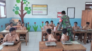Babinsa Dampingi Penyaluran Makanan Bergizi untuk Siswa, Wujud Dukungan TNI AD
