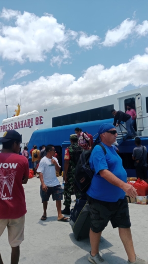 Sertu Nelson Sine Laksanakan Pemantauan Arus Kapal Penumpang di Pelabuhan Ba’a