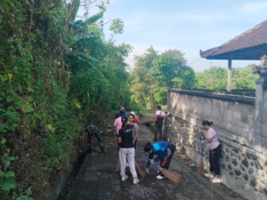 TNI Dan Aparatur Desa Bersatu, Babinsa Sampalan Kelod Gencarkan Gotong Royong Bersih Sampah