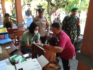 Babinsa Kamasan Dampingi Puskesmas Klungkung 1 Gelar Bulan Imunisasi Anak Sekolah