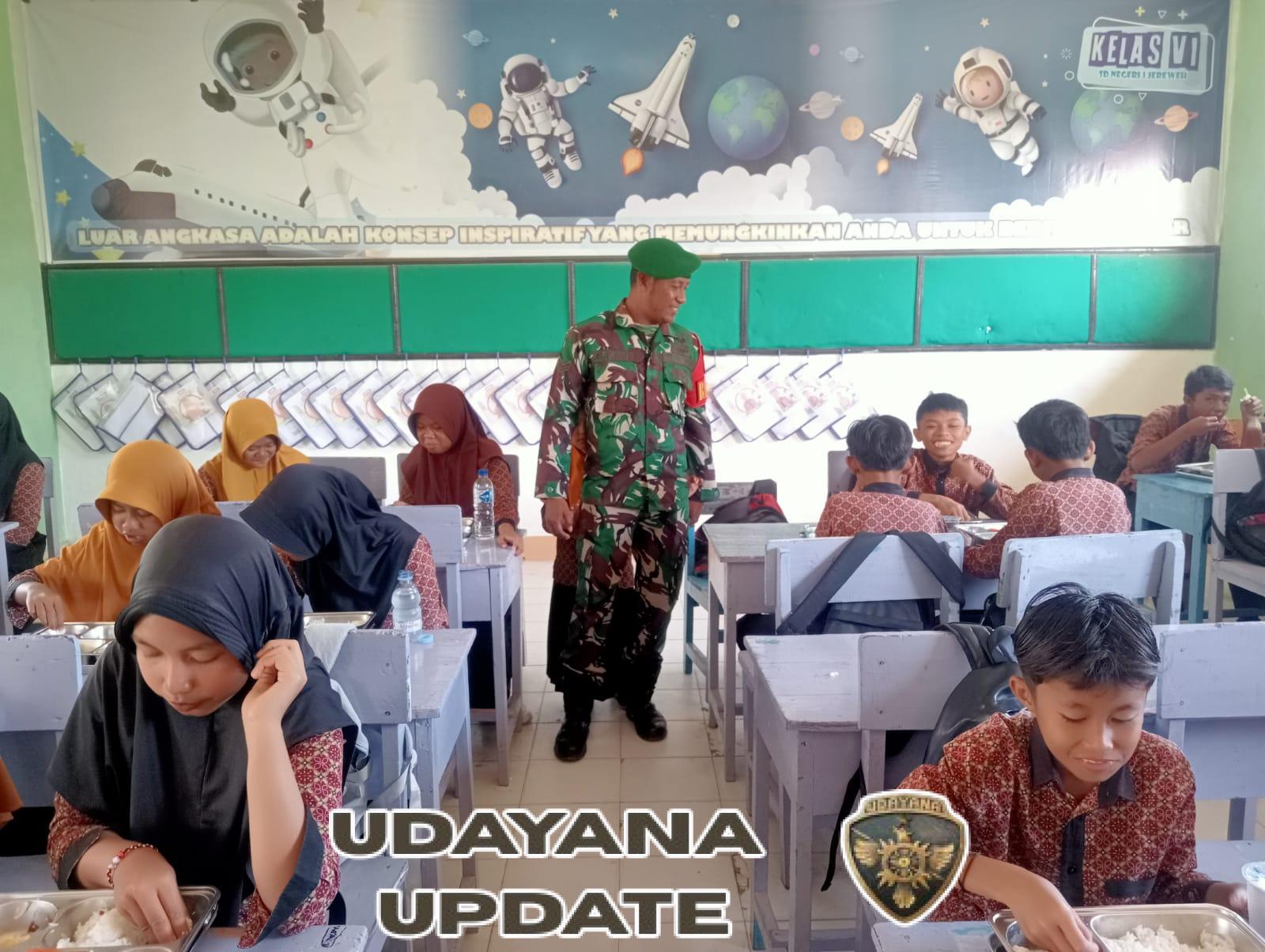 Babinsa Dampingi Program Makan Bergizi Gratis di SDN 1 Jereweh