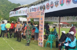 Babinsa dan Bhabinkamtibmas Desa Seran Bersinergi Pantau Persiapan Turnamen Kades Seran Cup I