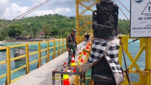 Pagar Pembatas Jembatan Kuning Roboh, Babinsa Lembongan Langsung Turun Cek Lokasi