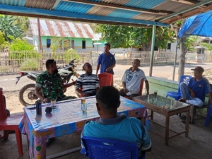 Babinsa Desa Persiapan Tula Laksanakan Komsos dengan Warga