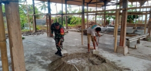 Wujud Kemanunggalan TNI-Rakyat, Babinsa Koramil 01/Alok Bantu Pembangunan Aula Desa