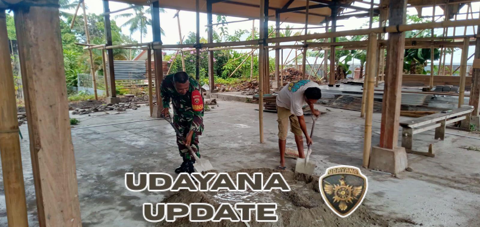 Wujud Kemanunggalan TNI-Rakyat, Babinsa Koramil 01/Alok Bantu Pembangunan Aula Desa