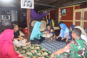 Babinsa Desa Air Suning Salurkan Bantuan untuk Warga Terdampak Stunting