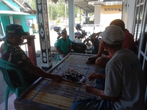 Babinsa Desa Tapir Laksanakan Komsos Bersama Warga, Perkuat Kemanunggalan TNI dan Rakyat