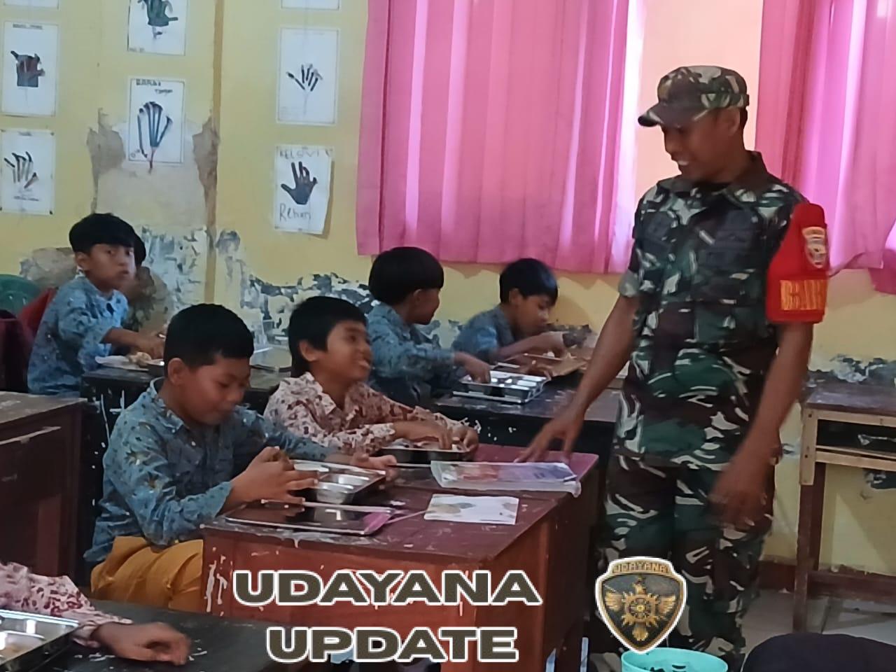 Kodim 1628/Sumbawa Barat Dampingi Program Makan Bergizi Gratis di SDN 12 Taliwang