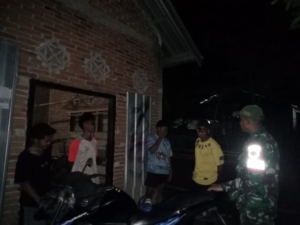 Babinsa Tembalae dan Warga Gelar Patroli Malam Jaga Kamtibmas