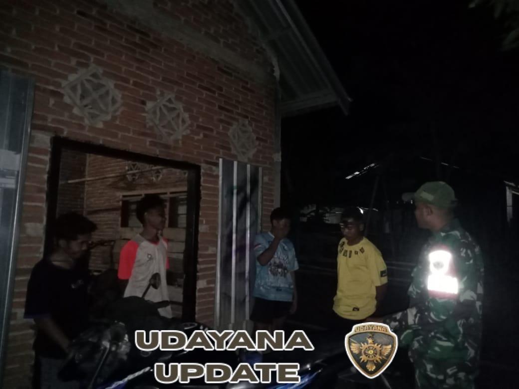 Babinsa Tembalae dan Warga Gelar Patroli Malam Jaga Kamtibmas