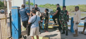 Babinsa Koramil 1627-03/Batutua Amankan Keberangkatan Kapal di Pelabuhan Pantai Baru