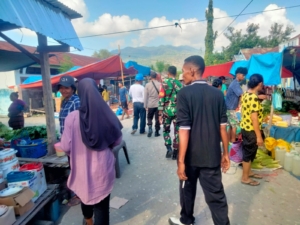 Babinsa Koramil 1602-04/Maurole Gelar Pamwil dan Komsos Penertiban Pasar Maurole