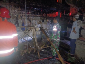 Bangunan Gudang warga terbakar, Babinsa 1623-07/Bebandem melaksanakan sambang ke lokasi kejadian.