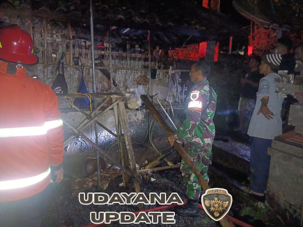 Bangunan Gudang warga terbakar, Babinsa 1623-07/Bebandem melaksanakan sambang ke lokasi kejadian.