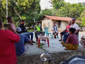 Babinsa Koramil Wolowaru Laksanakan Komsos dan Pamwil di Desa MbuliWaralau