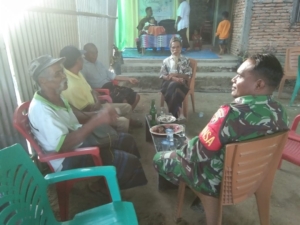 Babinsa Koramil Detusoko Laksanakan Komsos untuk Tingkatkan Hubungan dengan Warga Desa Tanalanggi