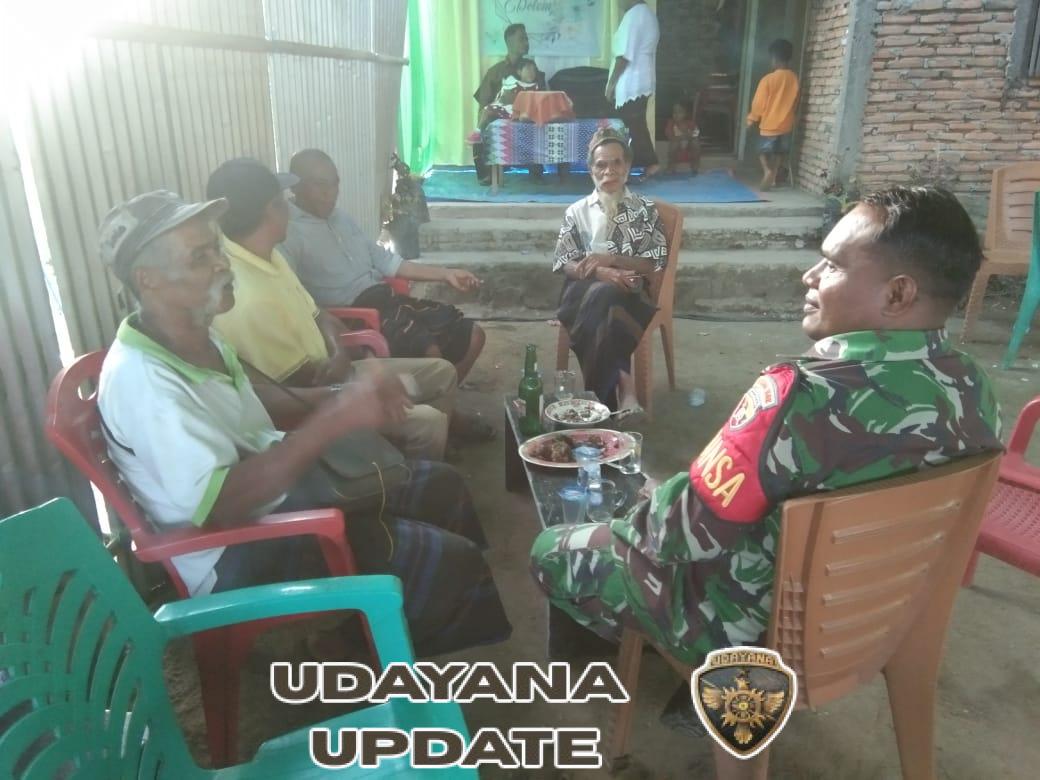 Babinsa Koramil Detusoko Laksanakan Komsos untuk Tingkatkan Hubungan dengan Warga Desa Tanalanggi