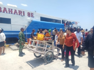 Babinsa Koramil 1627-01/Ba’a Laksanakan Pemantauan Arus Kapal di Pelabuhan Ba’a