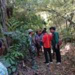 Babinsa Koramil 02/Walakaka Cek Lokasi Batas Tanah Bermasalah di Desa Harona Kalla