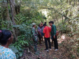 Babinsa Koramil 02/Walakaka Cek Lokasi Batas Tanah Bermasalah di Desa Harona Kalla