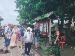Ciptakan Rasa Aman, Babinsa Kubu Laksanakan Monitoring Wisatawan di Desa Wisata Penglipuran