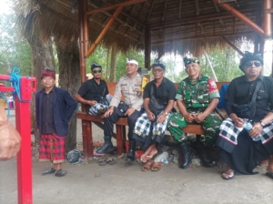 Babinsa Desa Pinggan Amankan Upacara Mepade Wewalungan di Pura Dalem Balingkang