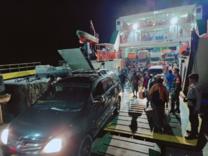 Babinsa Koramil 1627-02/PB Amankan Bongkar Muatan KM Garda Maritim 3 di Pantai Baru