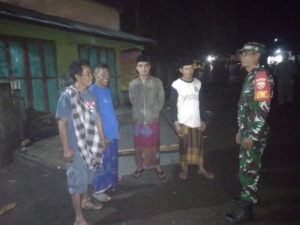 Babinsa dan Anggota Koramil 1608-05 Donggo Awasi Situasi Wilayah Desa Kala