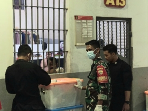 Babinsa Sertu Reinnold, Dukung Razia Gabungan TNI-Polri di Lapas Kerobokan Guna Cegah Gangguan Keamanan Dalam Lapas