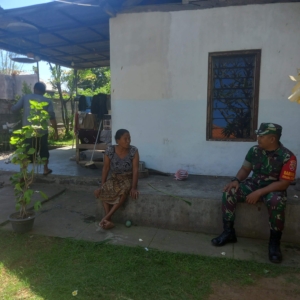 Perkuat Keamanan Desa, Babinsa Sepang Kelod Gencarkan Komsos untuk Jalin Kedekatan dengan Warga Binaan.