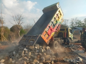 Sinergi TNI dan Warga Bangun SMPN Oepoli Demi Generasi Muda