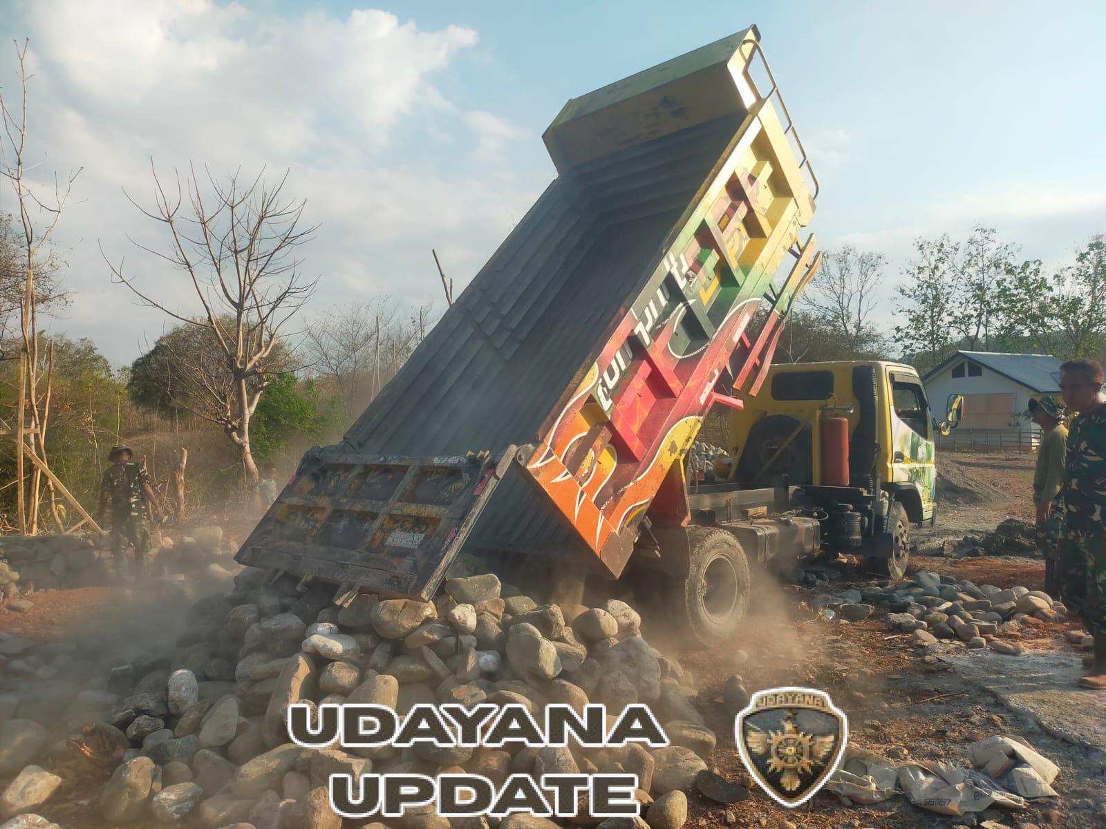 Sinergi TNI dan Warga Bangun SMPN Oepoli Demi Generasi Muda